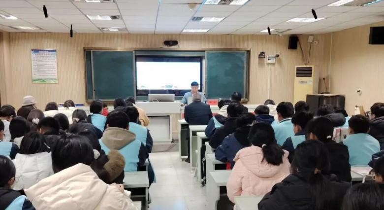 孟子研究院組織講師團隊走進拳鋪中學，讓傳統文化與法治精神同頻共振